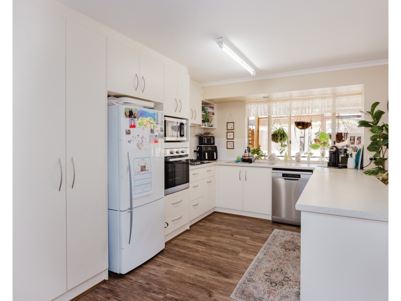 32 Whidby Street, Orana WA 6330