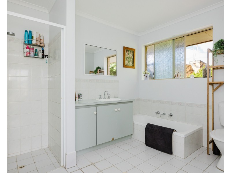 32 Whidby Street, Orana WA 6330