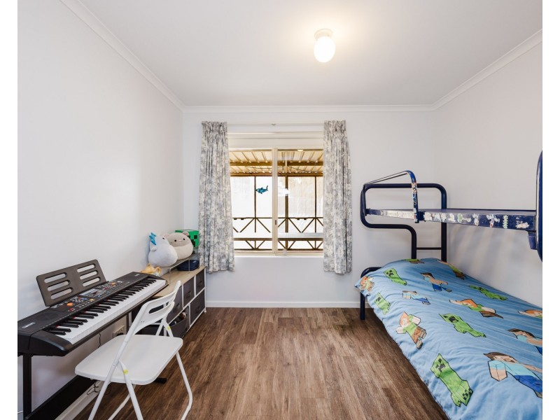 32 Whidby Street, Orana WA 6330