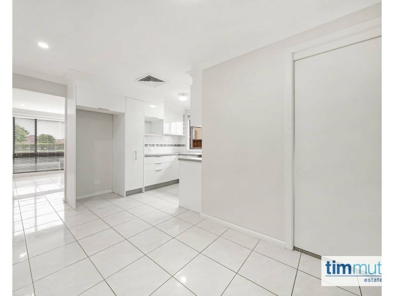 15 Swiveller Cl, Ambarvale NSW 2560
