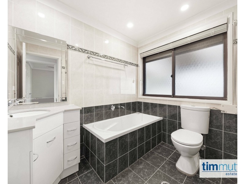 15 Swiveller Cl, Ambarvale NSW 2560