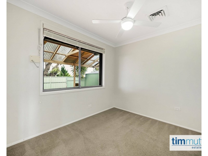 15 Swiveller Cl, Ambarvale NSW 2560