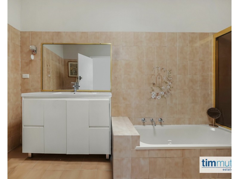 33 Monie Ave, East Hills NSW 2213
