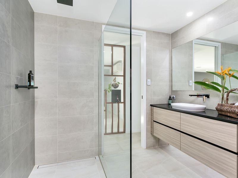 8 Duignan Street, Whitfield QLD 4870