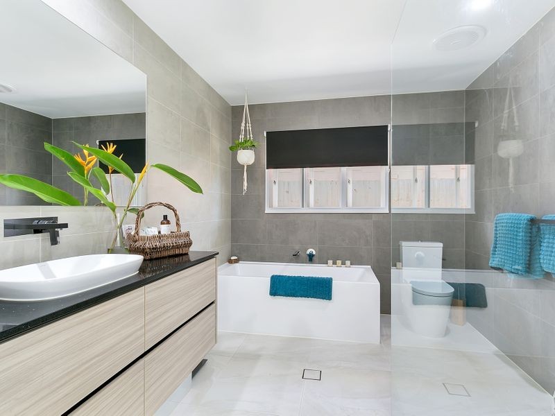 8 Duignan Street, Whitfield QLD 4870