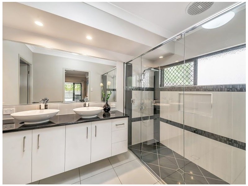 10 Lockyer Crescent, Bentley Park QLD 4869