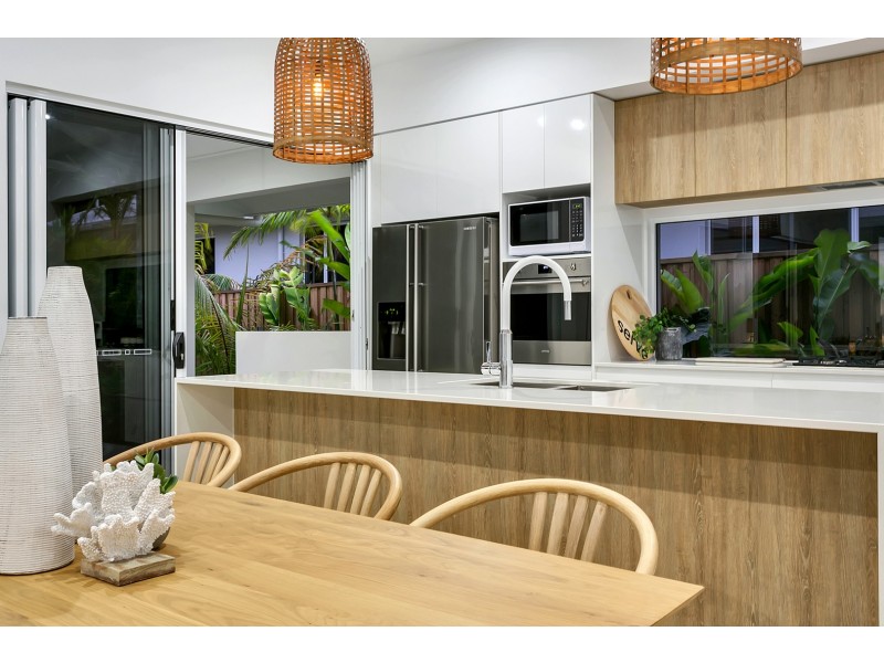 6 LATANIA CLOSE, Palm Cove QLD 4879