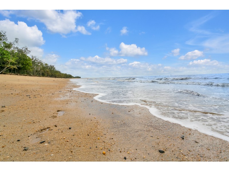 42 POINSETTIA STREET, Holloways Beach QLD 4878