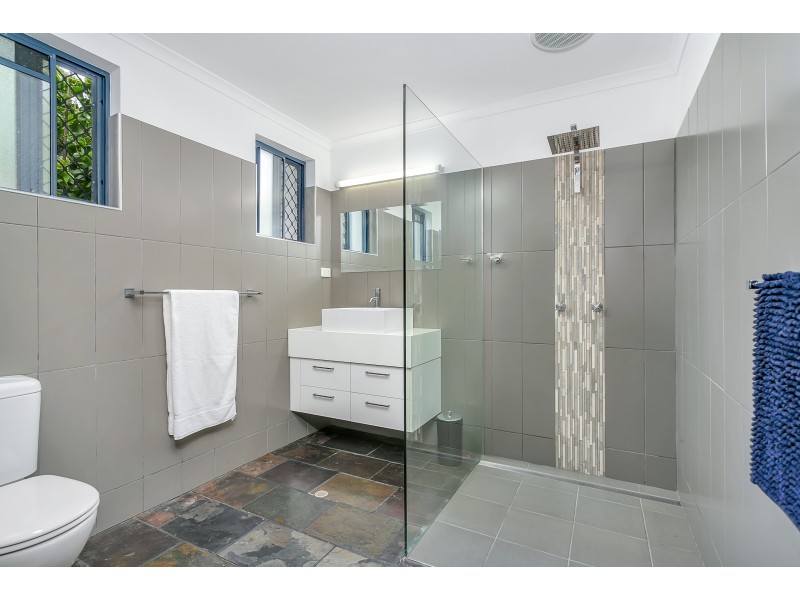 42 POINSETTIA STREET, Holloways Beach QLD 4878