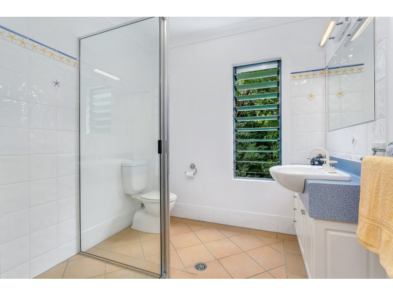 42 POINSETTIA STREET, Holloways Beach QLD 4878
