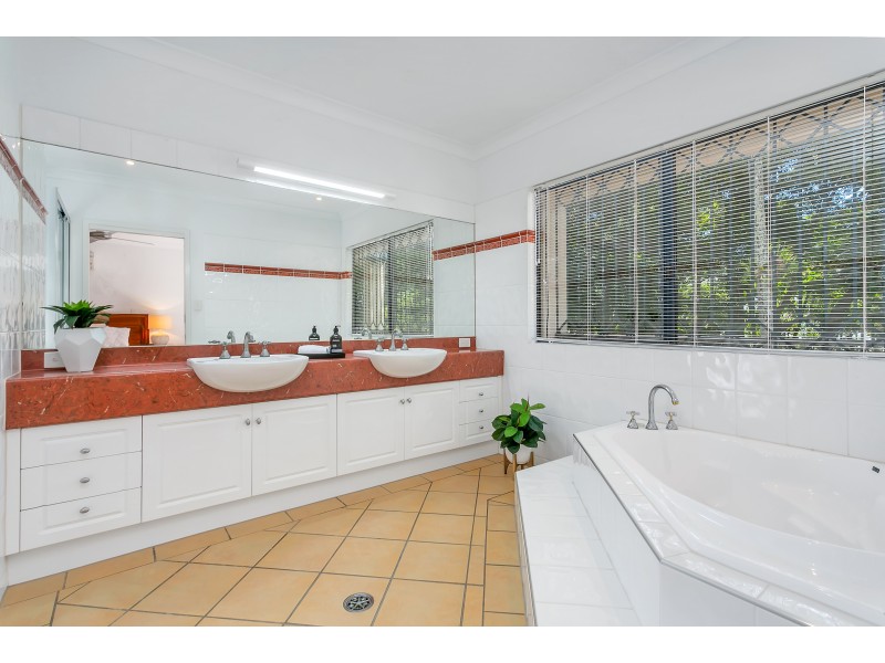 42 POINSETTIA STREET, Holloways Beach QLD 4878