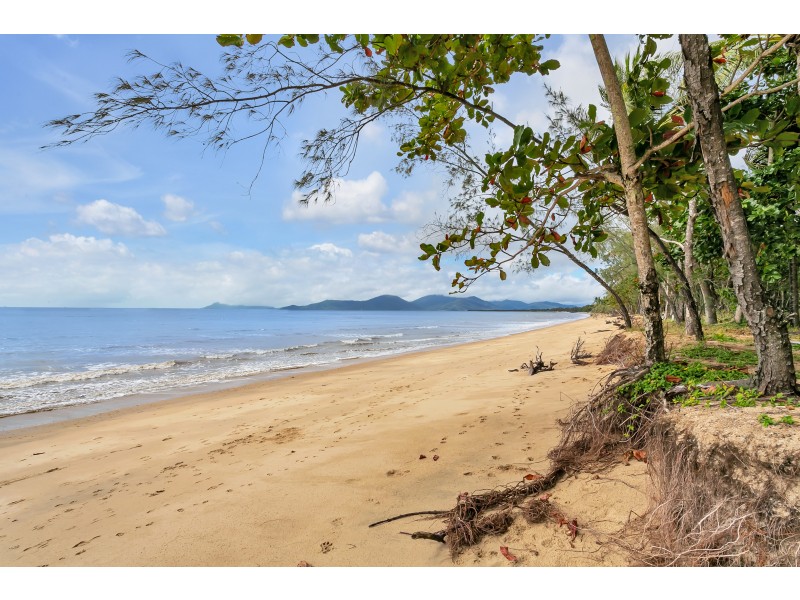 42 POINSETTIA STREET, Holloways Beach QLD 4878