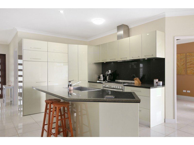 8 ALANDER PAYET CLOSE, Redlynch QLD 4870