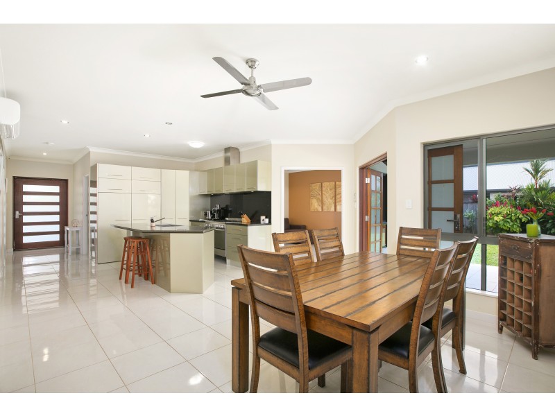 8 ALANDER PAYET CLOSE, Redlynch QLD 4870