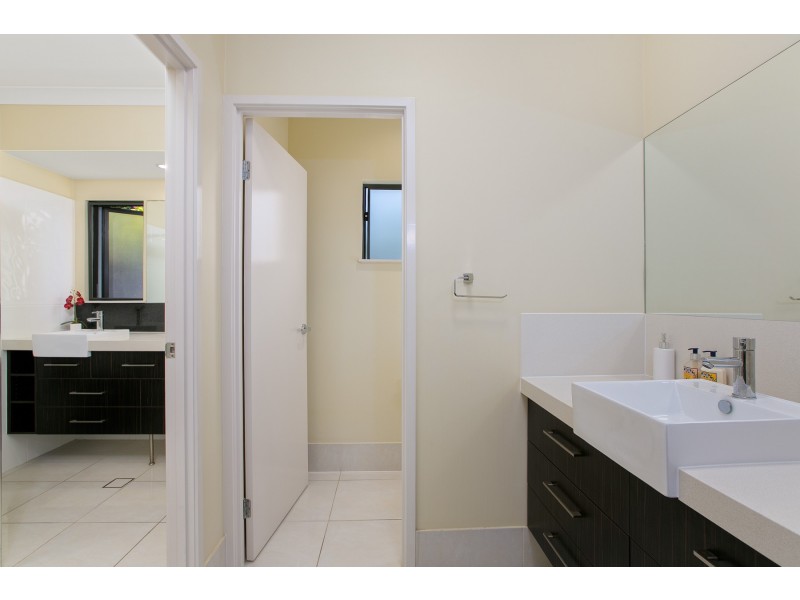 8 ALANDER PAYET CLOSE, Redlynch QLD 4870