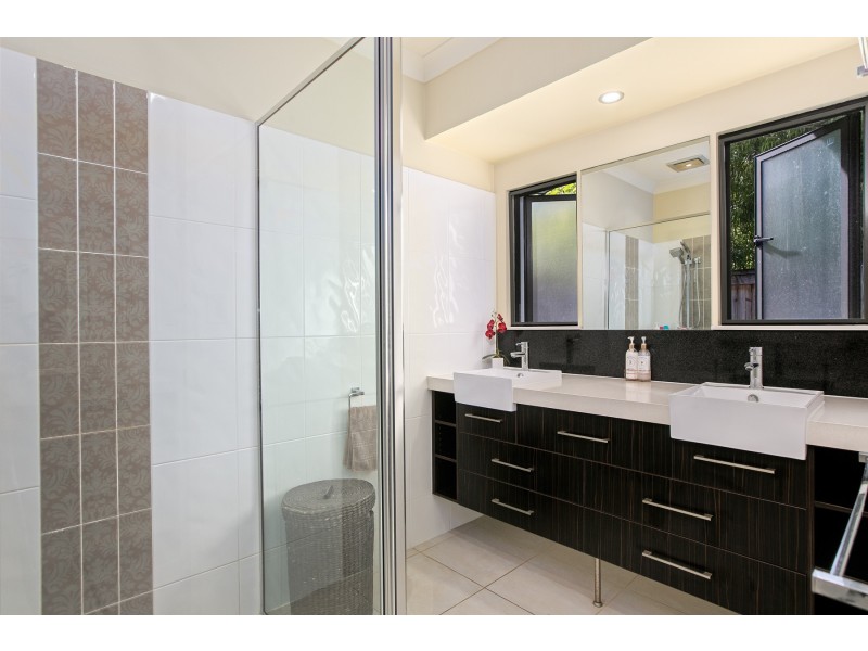 8 ALANDER PAYET CLOSE, Redlynch QLD 4870