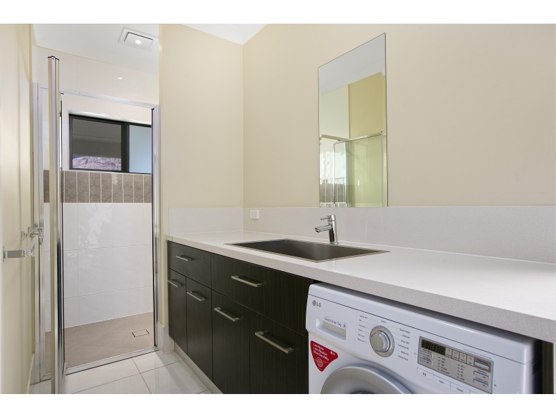 8 ALANDER PAYET CLOSE, Redlynch QLD 4870