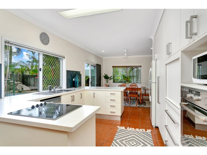 25 Cambanora Place (City View), Mooroobool QLD 4870