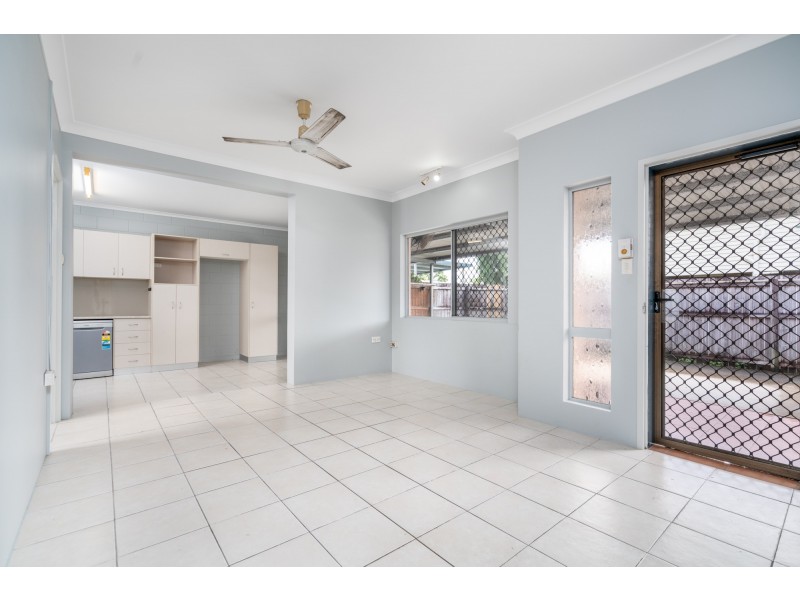 1/16 Smart Street, Mooroobool QLD 4870