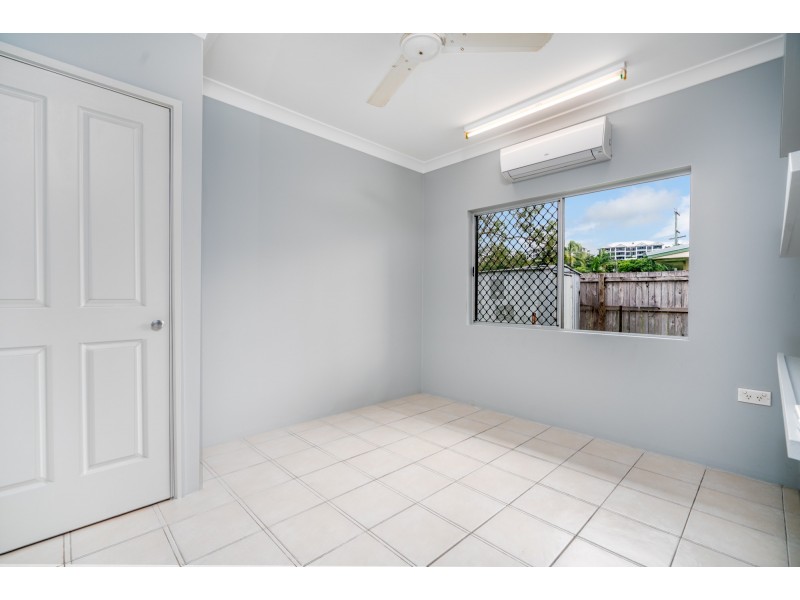 1/16 Smart Street, Mooroobool QLD 4870