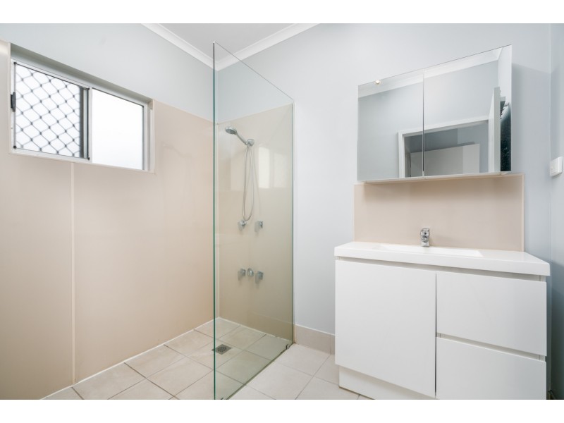 1/16 Smart Street, Mooroobool QLD 4870