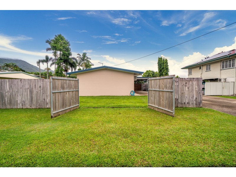 1/16 Smart Street, Mooroobool QLD 4870