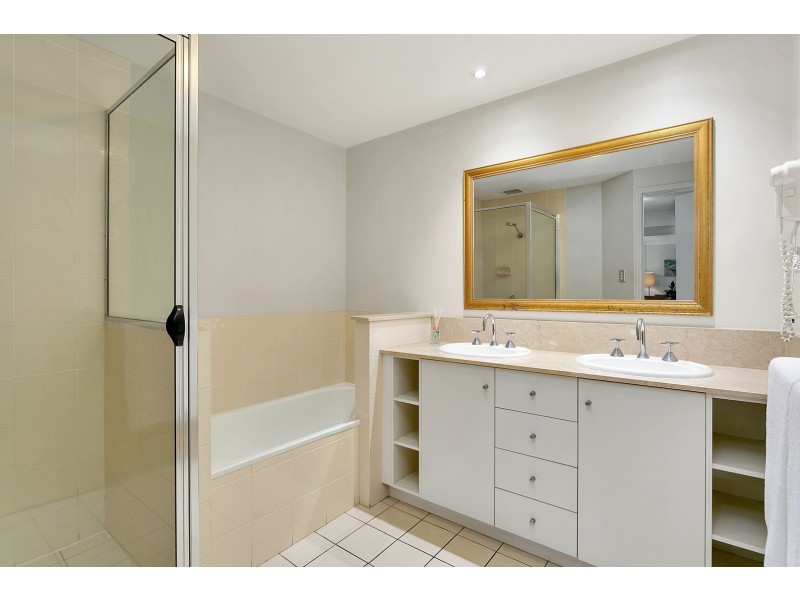 715/2 Greenslopes Street, Cairns North QLD 4870