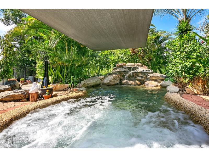 10 Mimosa Street, Holloways Beach QLD 4878