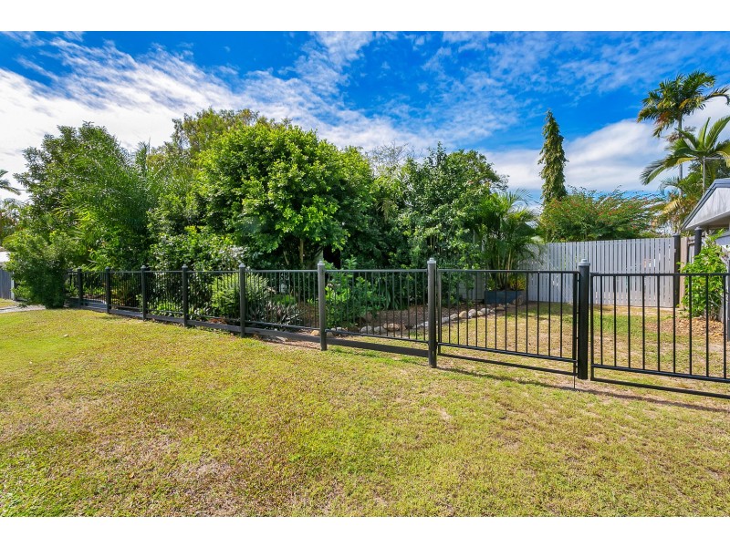 10 Mimosa Street, Holloways Beach QLD 4878