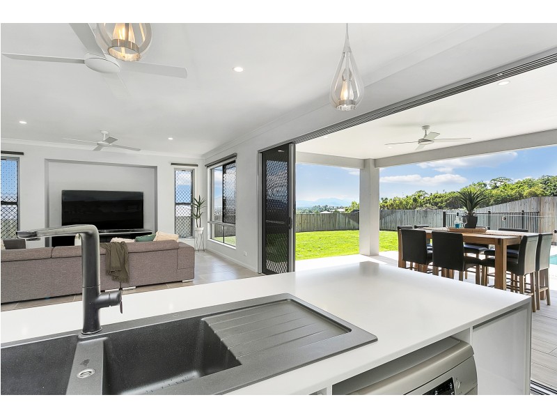 25 Luderick Street, Kanimbla QLD 4870