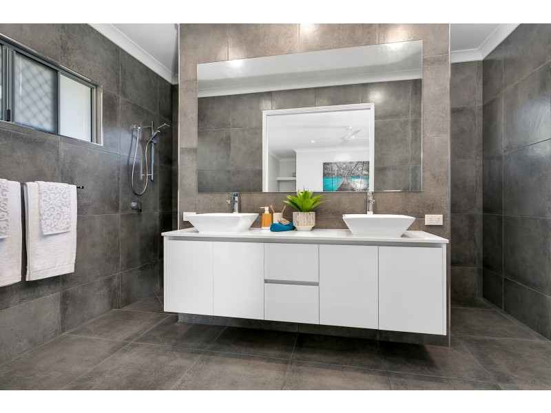 25 Luderick Street, Kanimbla QLD 4870