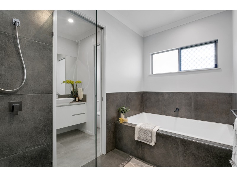 25 Luderick Street, Kanimbla QLD 4870