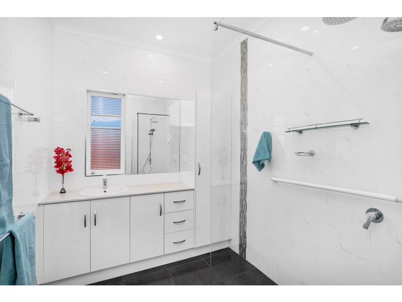 246 Aumuller Street, Westcourt QLD 4870