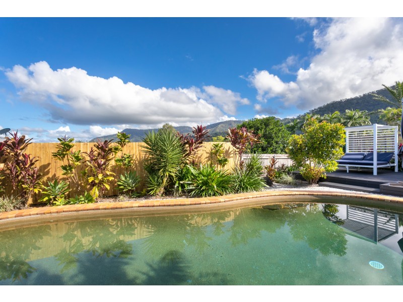 7 Brett Street, Mooroobool QLD 4870