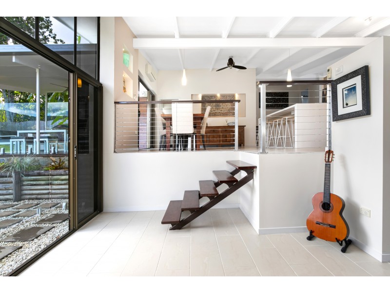 7 Brett Street, Mooroobool QLD 4870