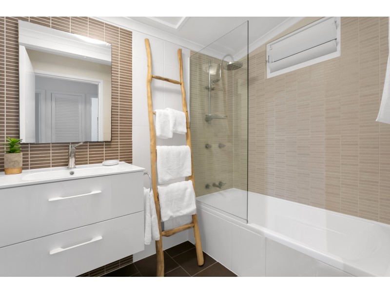 7 Brett Street, Mooroobool QLD 4870