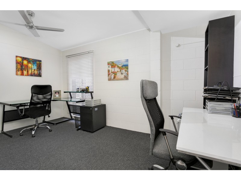 7 Brett Street, Mooroobool QLD 4870