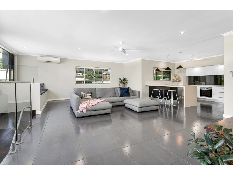 12 Sommerville Crescent, Whitfield QLD 4870