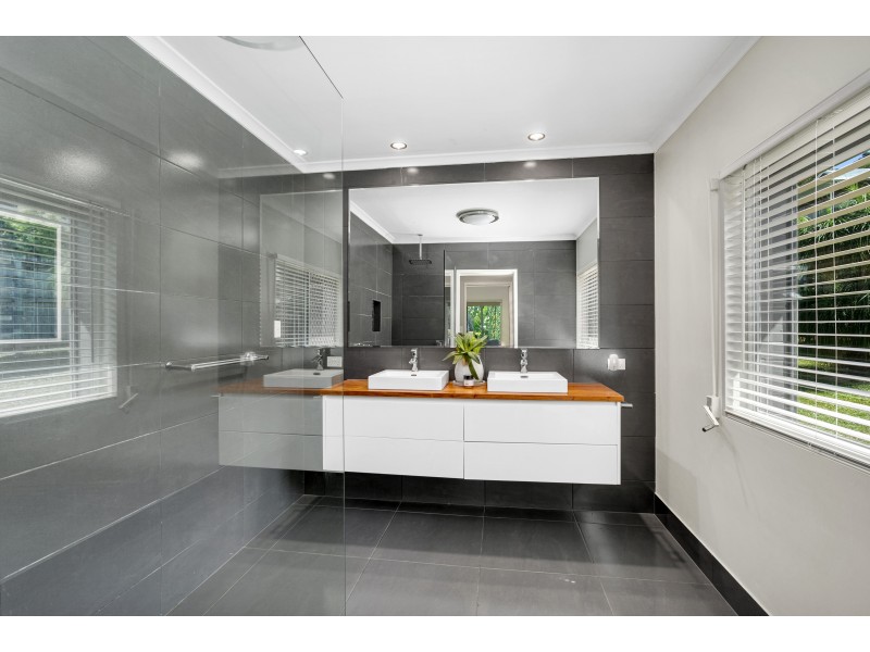 12 Sommerville Crescent, Whitfield QLD 4870
