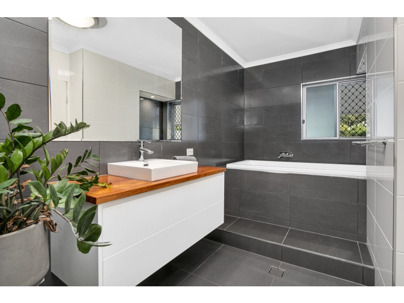 12 Sommerville Crescent, Whitfield QLD 4870