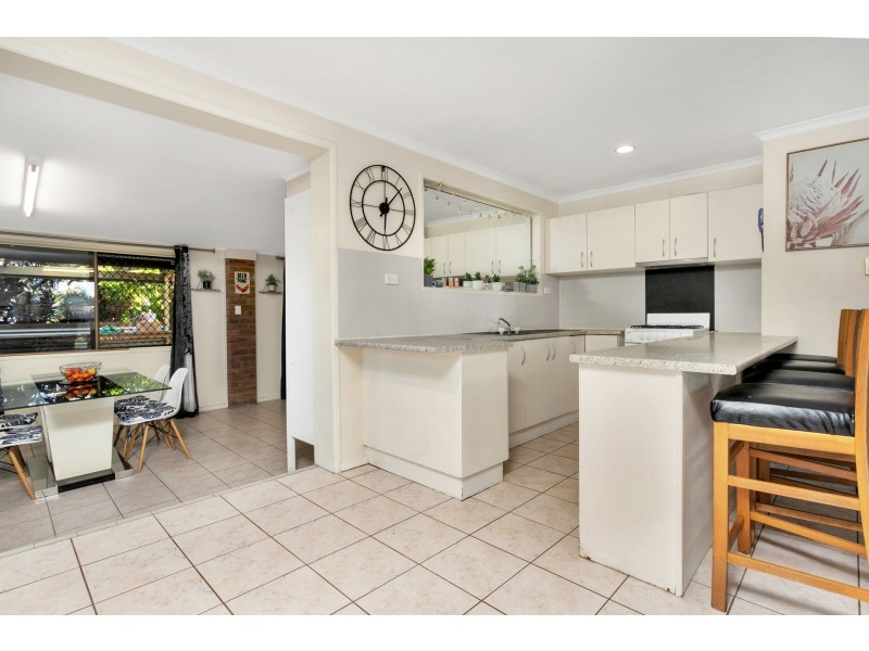 17 Carnation Drive, Mooroobool QLD 4870