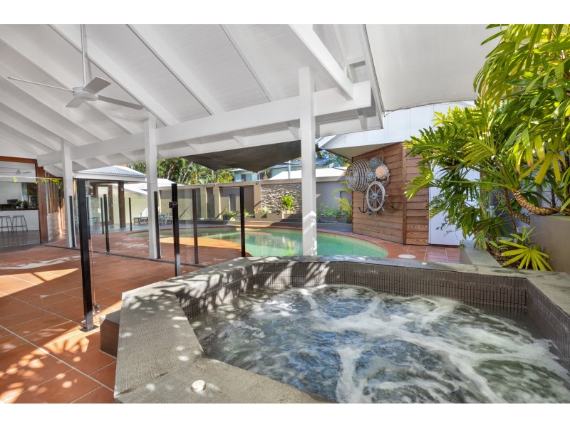 26 Acacia Street, Holloways Beach QLD 4878