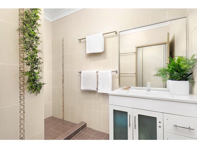 6 Kingsley Close, White Rock QLD 4868