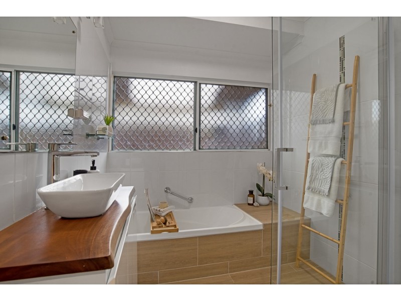 1 Jordan Close, Mooroobool QLD 4870