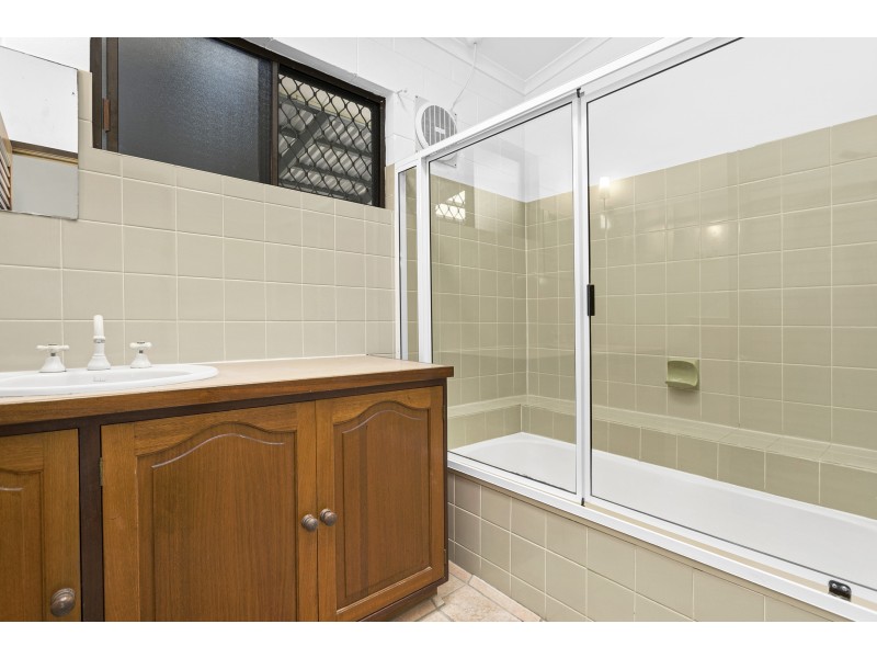 1-3 Sommerville Crescent, Whitfield QLD 4870