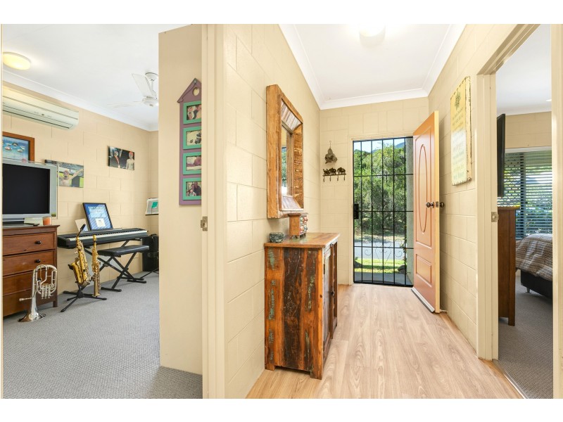 15 Tradewinds Close, Redlynch QLD 4870