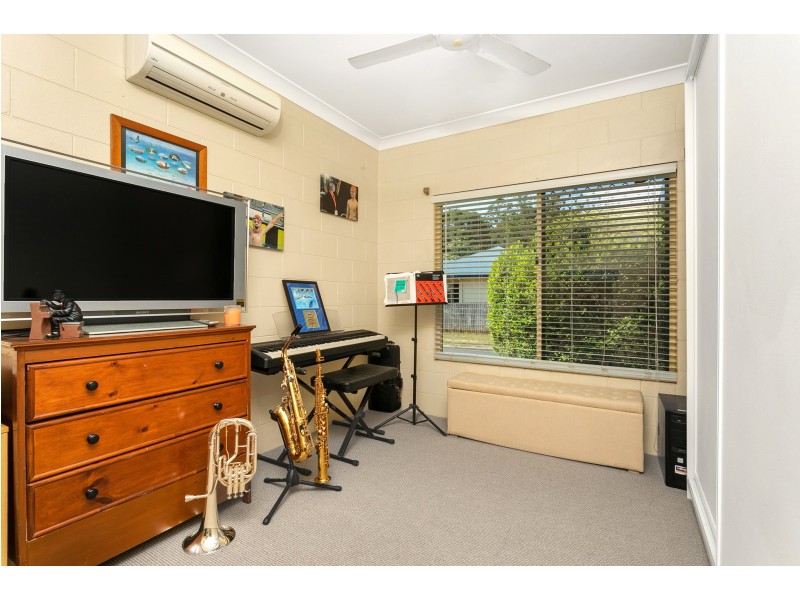 15 Tradewinds Close, Redlynch QLD 4870