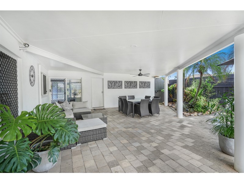 1 Tuffley Close, Kanimbla QLD 4870