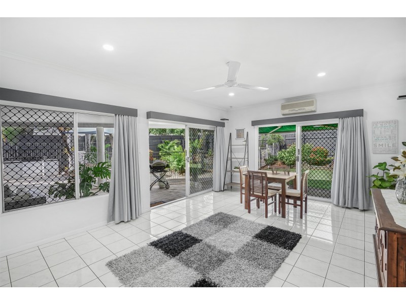 1 Tuffley Close, Kanimbla QLD 4870