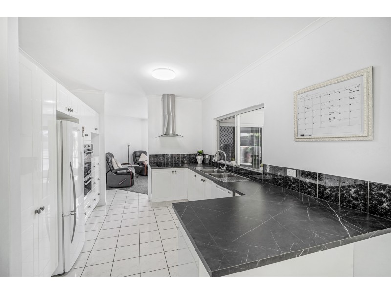 1 Tuffley Close, Kanimbla QLD 4870